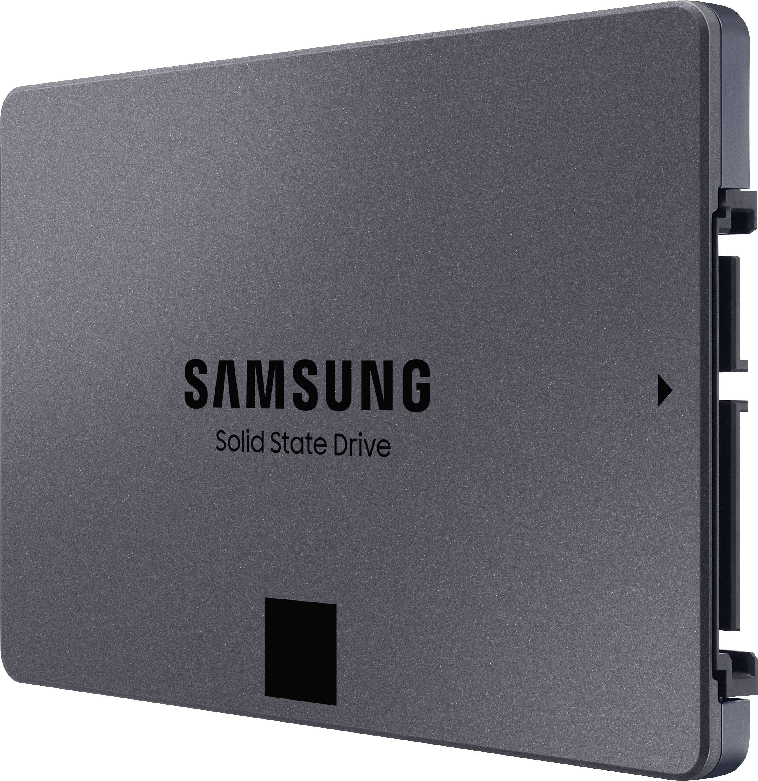 SSD van Samsung in grijs met zijdelingse aansluiting zichtbaar. Op de voorkant staat 'Samsung Solid State Drive'.