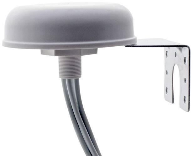 Een grijze, ronde antenne met bevestigingsbeugel en kabels, gemonteerd op een metalen steun.