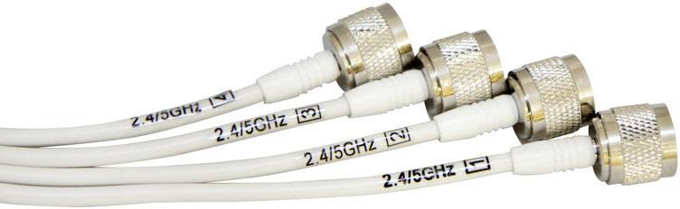 Vier coaxkabels met zilveren oppervlakken en opschrift '2.4/5 GHz', geschikt voor hoogfrequente toepassingen en WLAN-verbindingen.