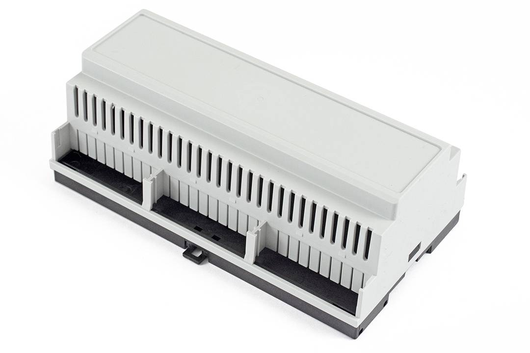 Een grijs, rechthoekig kunststof behuizing met ventilatiesleuven, geschikt voor montage op een DIN-rail.