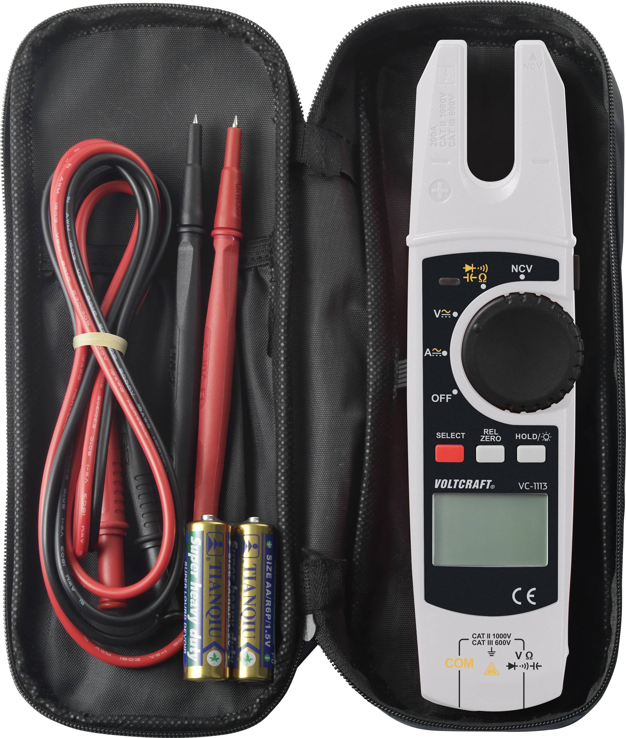 Een elektrische multimeter in een draagtas met twee batterijen en meetpennen.