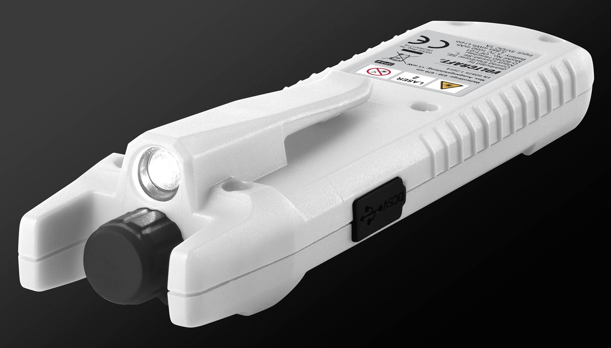 Draagbare witte zaklamp met stickers en een aan-/uitschakelaar aan de zijkant. Het apparaat is afgebeeld op een donkere achtergrond.