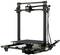 Een 3D-printer met een robuust metalen frame en een groot printplatform, geschikt voor nauwkeurige en grootformaat printprojecten.