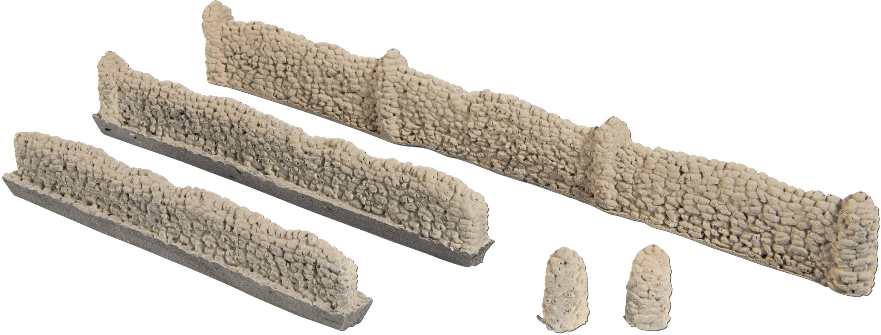 Op een beige achtergrond zijn verschillende bruine, lange wanddelen en kleine, kegelvormige onderdelen van natuursteen te zien.