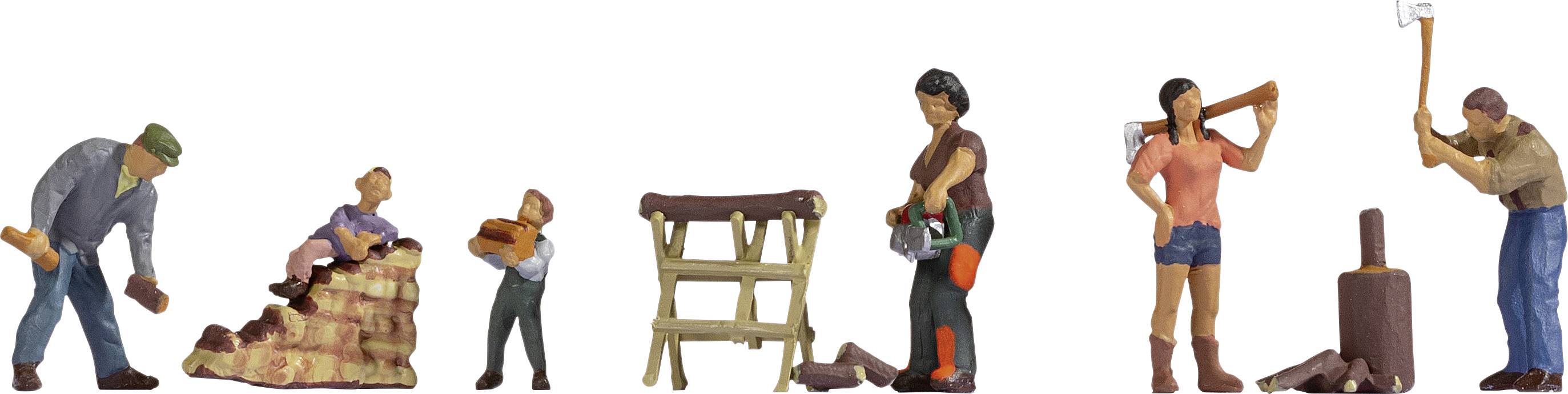 Houten poppetjes bij houtbewerking: Man hakt hout, vader draagt kind op zijn schouders naast houtblokken, vrouw en meisje gaan om met zagen en bijl.
