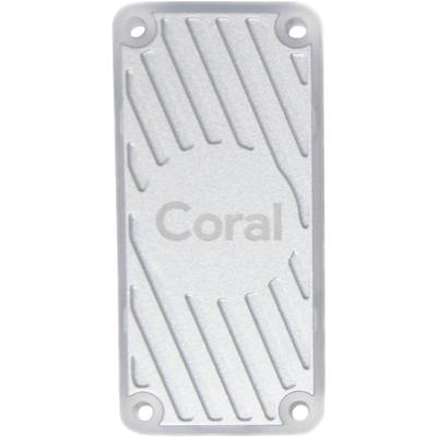 Zilveren metalen afdekking met het woord 'Coral', omgeven door diagonaal lopende groeven en vier hoekschroeven.