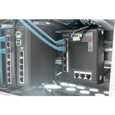 Netwerktoestellen met meerdere kabel- en aansluitverbindingen in een serverruimte. Led-lampjes branden aan de voorkant van de apparaten.