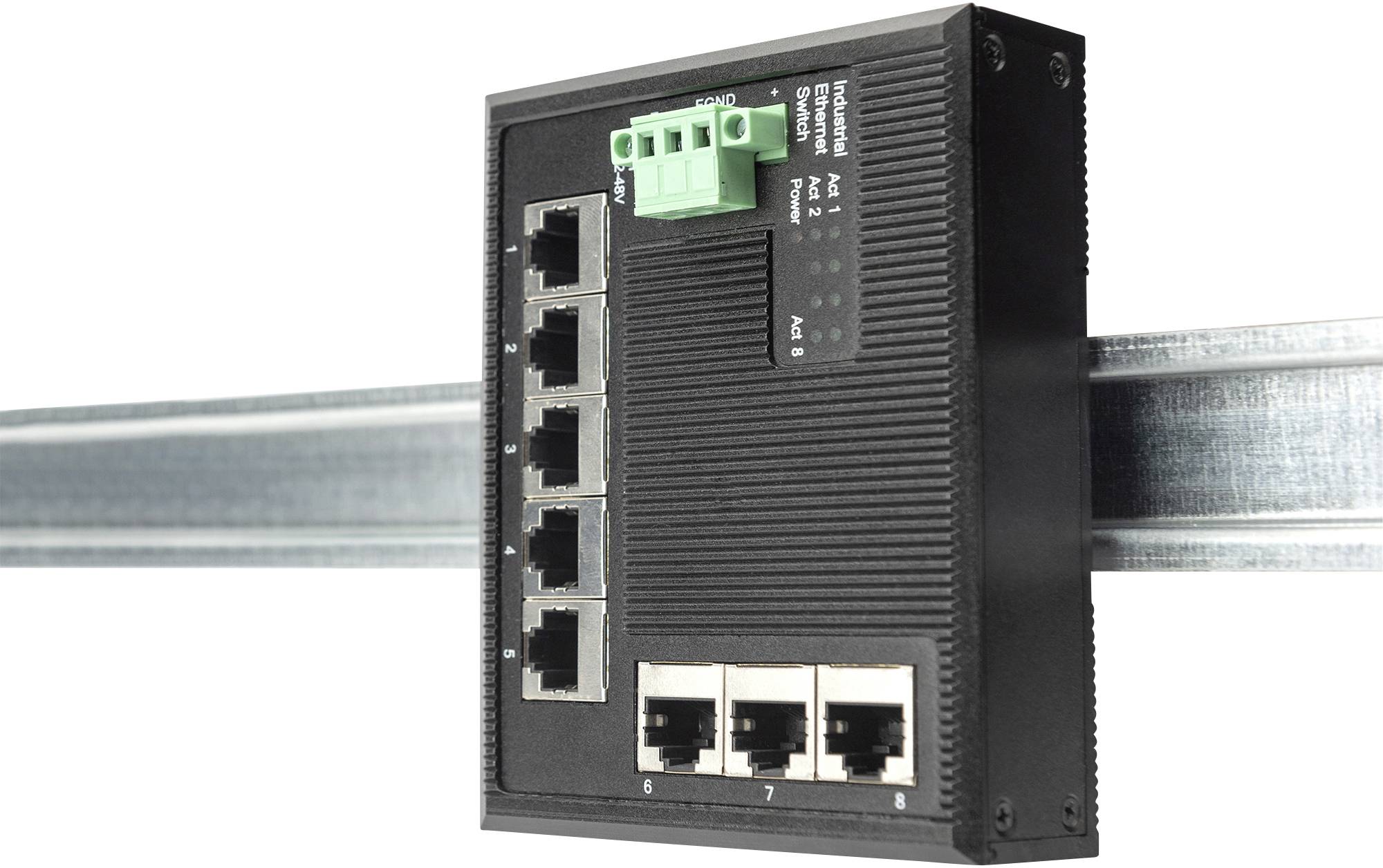 Een zwarte Ethernet-switch met meerdere poorten is gemonteerd op een metalen rail. Bovenaan bevinden zich groene aansluitklemmen.