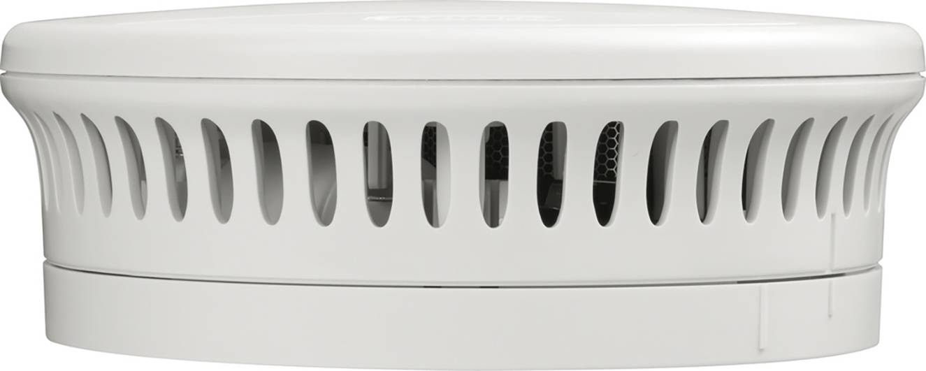 Een ronde, witte rookmelder met ventilatiesleuven aan de zijkant. Bevestigbaar aan plafonds voor brandbeveiliging in binnenruimtes.