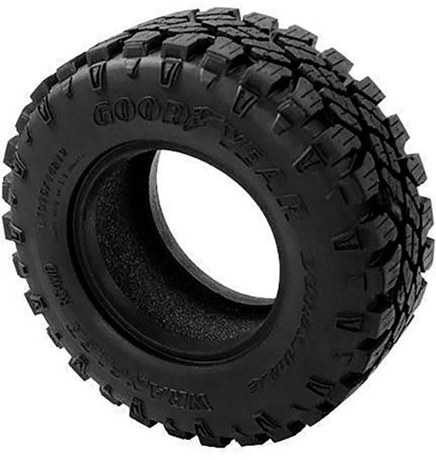 Een zwarte terreinband met grove profielstructuur met het opschrift 'Goodyear'.