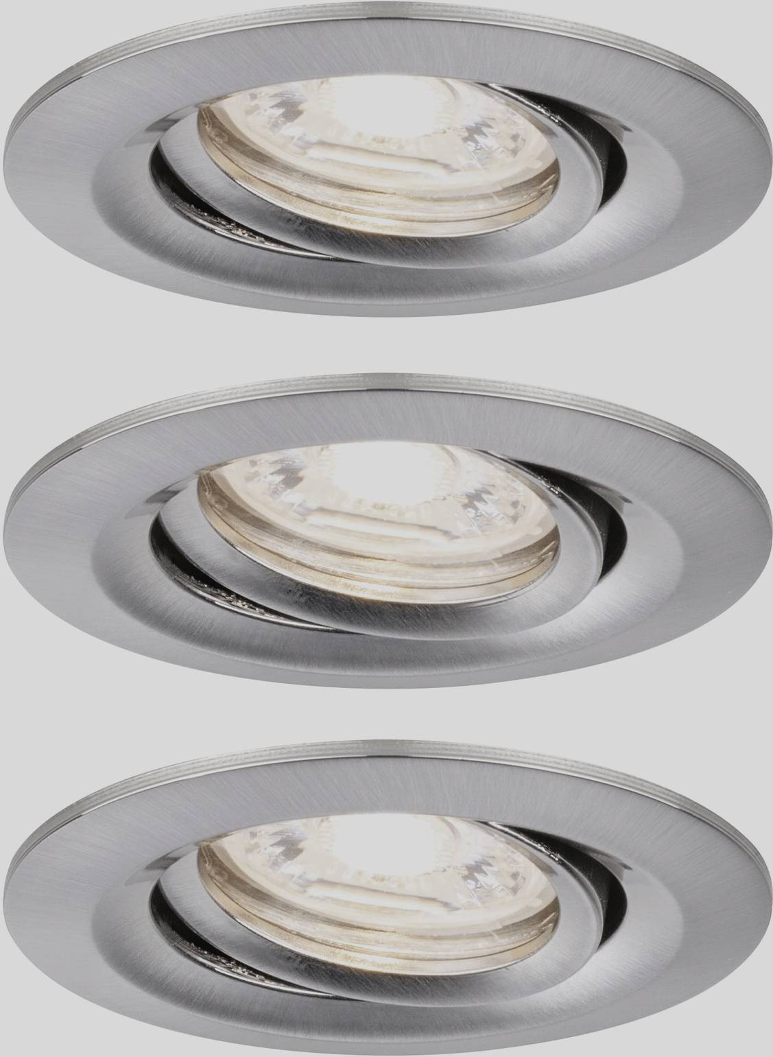 Drie zilveren inbouwspots met ronde frames en LED-lampen, op een rij geplaatst tegen een grijze achtergrond.