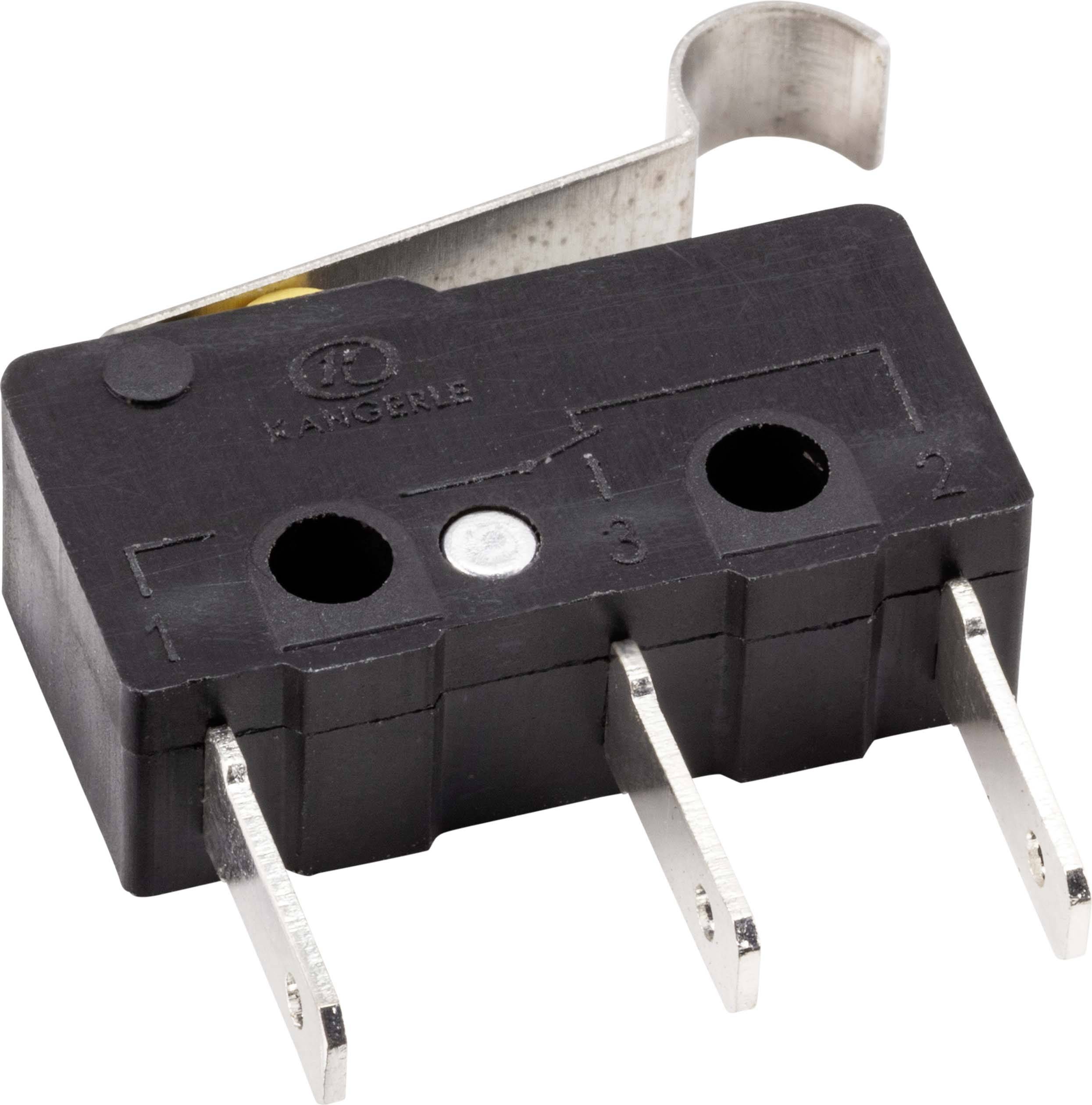 Een zwarte microschakelaar met drie metalen aansluitingen en een zilveren hendel bovenaan.