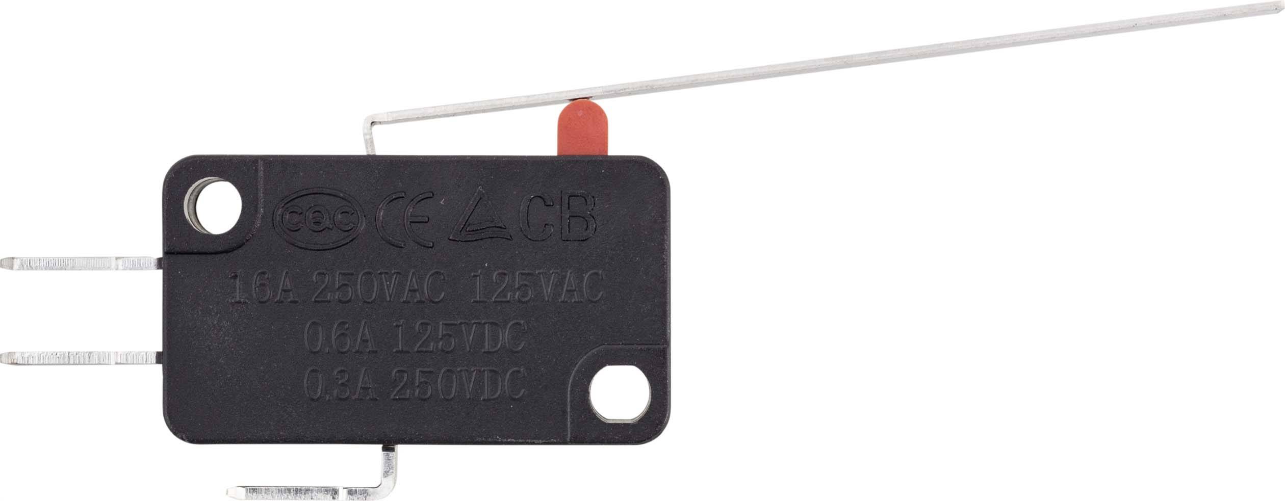 Een microschakelaar met een inschakelarm en drie aansluitingen. Markeringen op het oppervlak geven de elektrische specificaties aan.