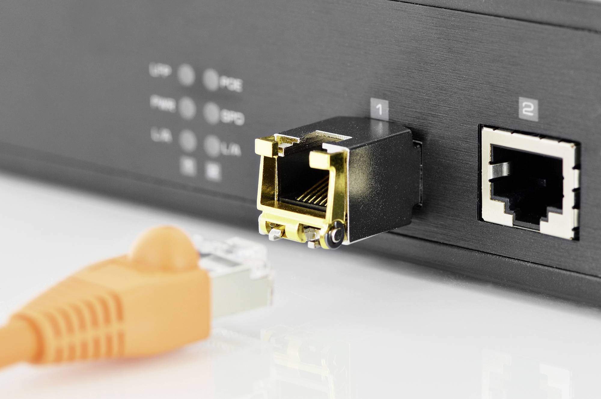 Een oranje netwerkkabel voor de interface van een elektronisch apparaat dat wordt gebruikt voor gegevensverbindingen.