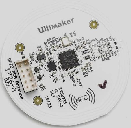 Een rond elektronicabord met het opschrift 'Ultimaker', dat RFID- en NFC-technologieën ondersteunt.