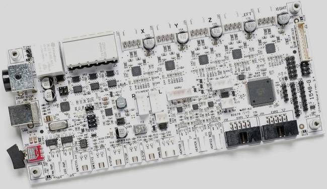 Printplaat met verschillende elektronische componenten en aansluitingen, waaronder chips, weerstanden en aansluitsleuven voor verbindingen.