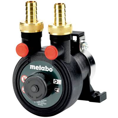 Een zwarte elektrische waterpomp met twee gouden aansluitingen bovenaan, rode bedieningselementen aan de voorkant, Metabo-logo zichtbaar.