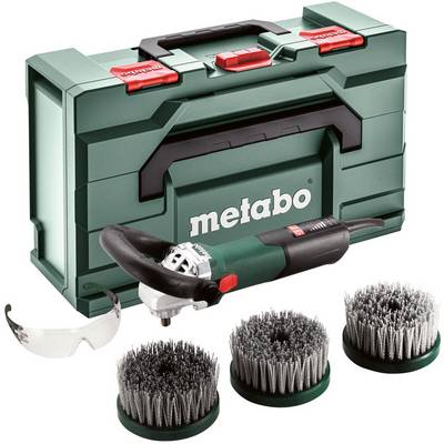 Metabo elektrisch gereedschapsset met groene draagtas, haakslipmachine, veiligheidsbril en drie staalborsels op een witte achtergrond.