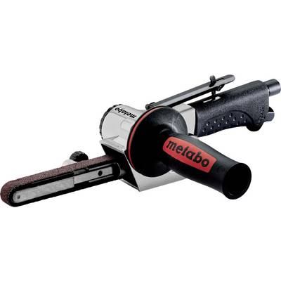 Een draagbare Metabo bandschuurmachine met een smalle schuurband voor het slijpen of schuren van metalen oppervlakken.