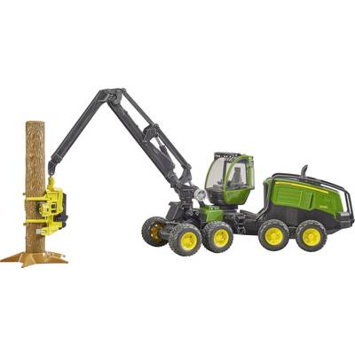 Een model-harvester met zes wielen tilt een boomstam op. De harvester is groen met gele wielen en een gele grijper.