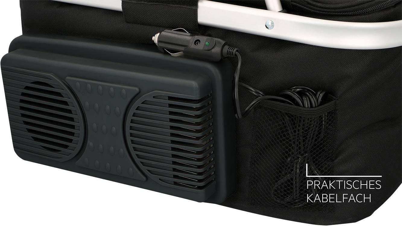 Het interieur van een auto met een 12V-autostopcontact waarop een kabel is aangesloten. Naast het stopcontact staat een winkelmandje met boodschappen.