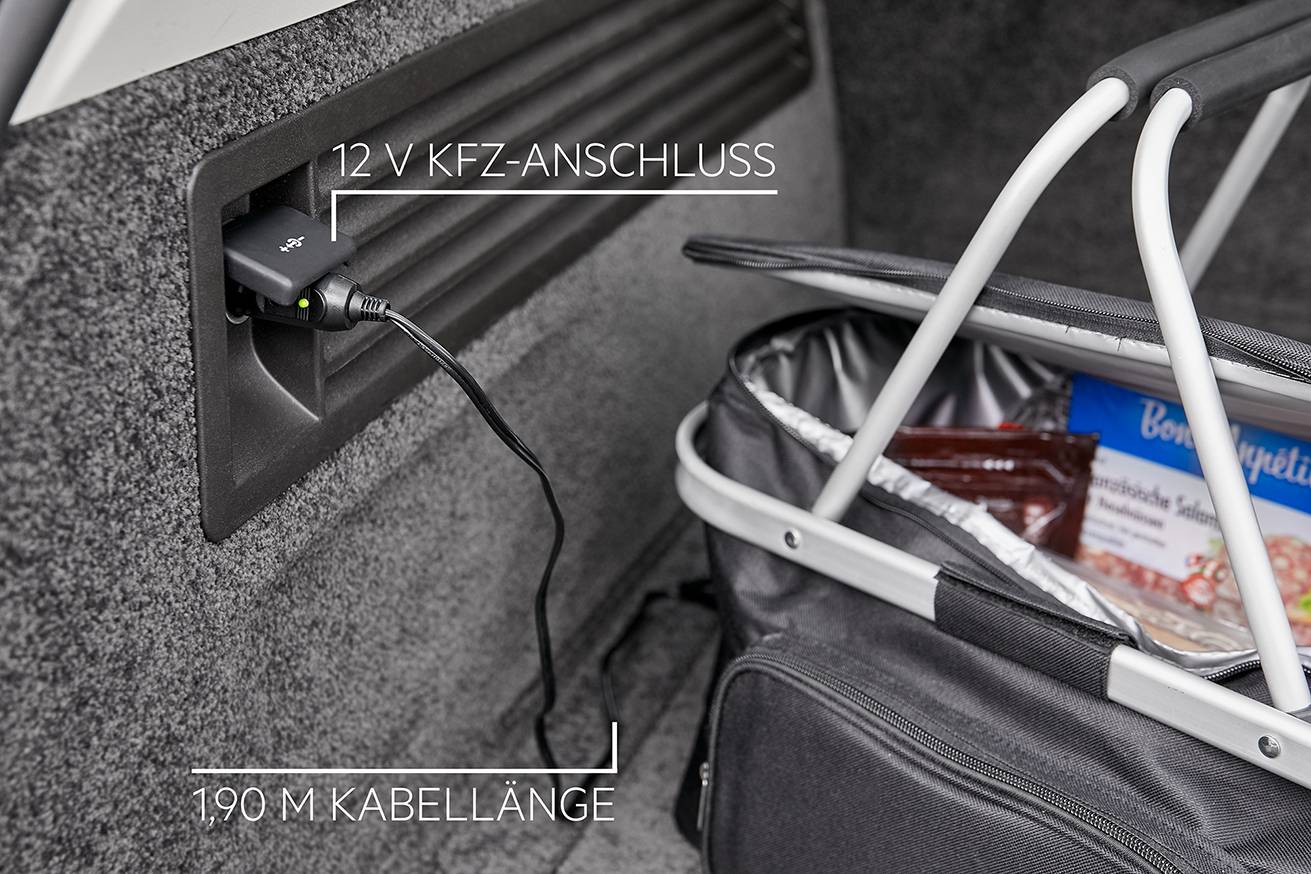 Een koelbox in de auto wordt aangesloten op een 12V voertuigaansluiting, aangegeven kabellengte 190 m. In de box bevinden zich levensmiddelen.