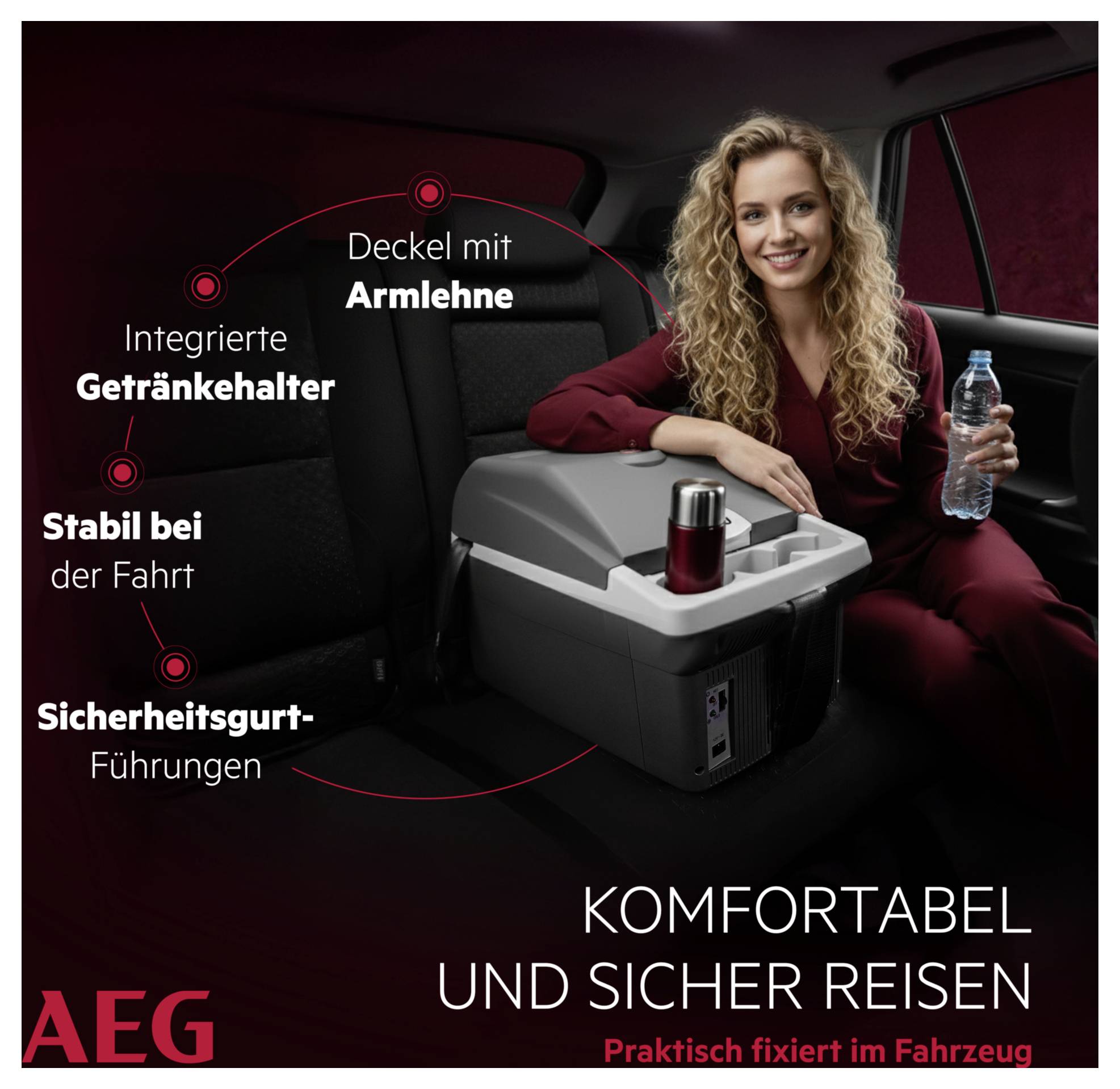Een vrouw zit in een auto met een grijze container naast haar. De container heeft een bekerhouder, een armleuning en veiligheidsgordelnastoepassingen. Tekst: 'Comfortabel en veilig reizen'.