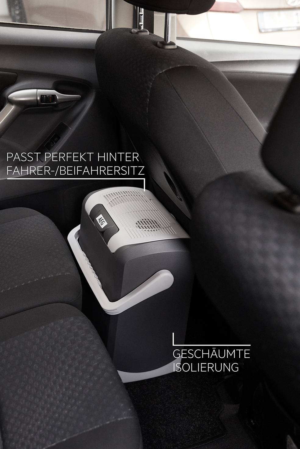 Een draagbare koelbox staat achter de bestuurderszetel van een auto. Tekst: 'Past perfect achter bestuurders-/passagierszetel', 'Geschuimde isolatie'.