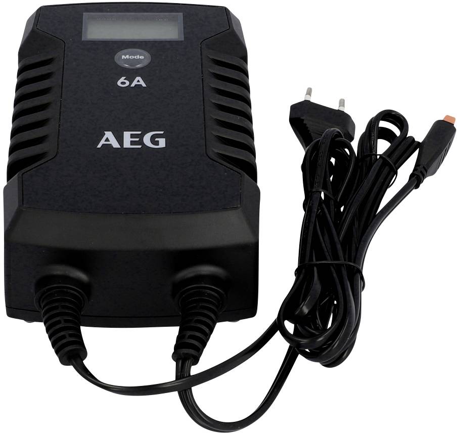 'Zwart AEG 6A accuoplader met twee kabels en stekker. LCD-display bovenaan, geschikt voor auto-accu's en motorfietsen.'