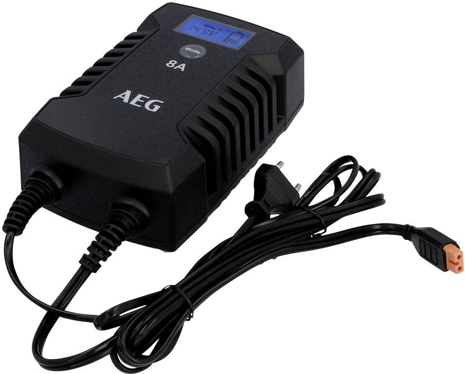 Zwart accuoplader met AEG-logo, digitaal display en Europese stekker; geschikt voor 12V-autoaccu's.