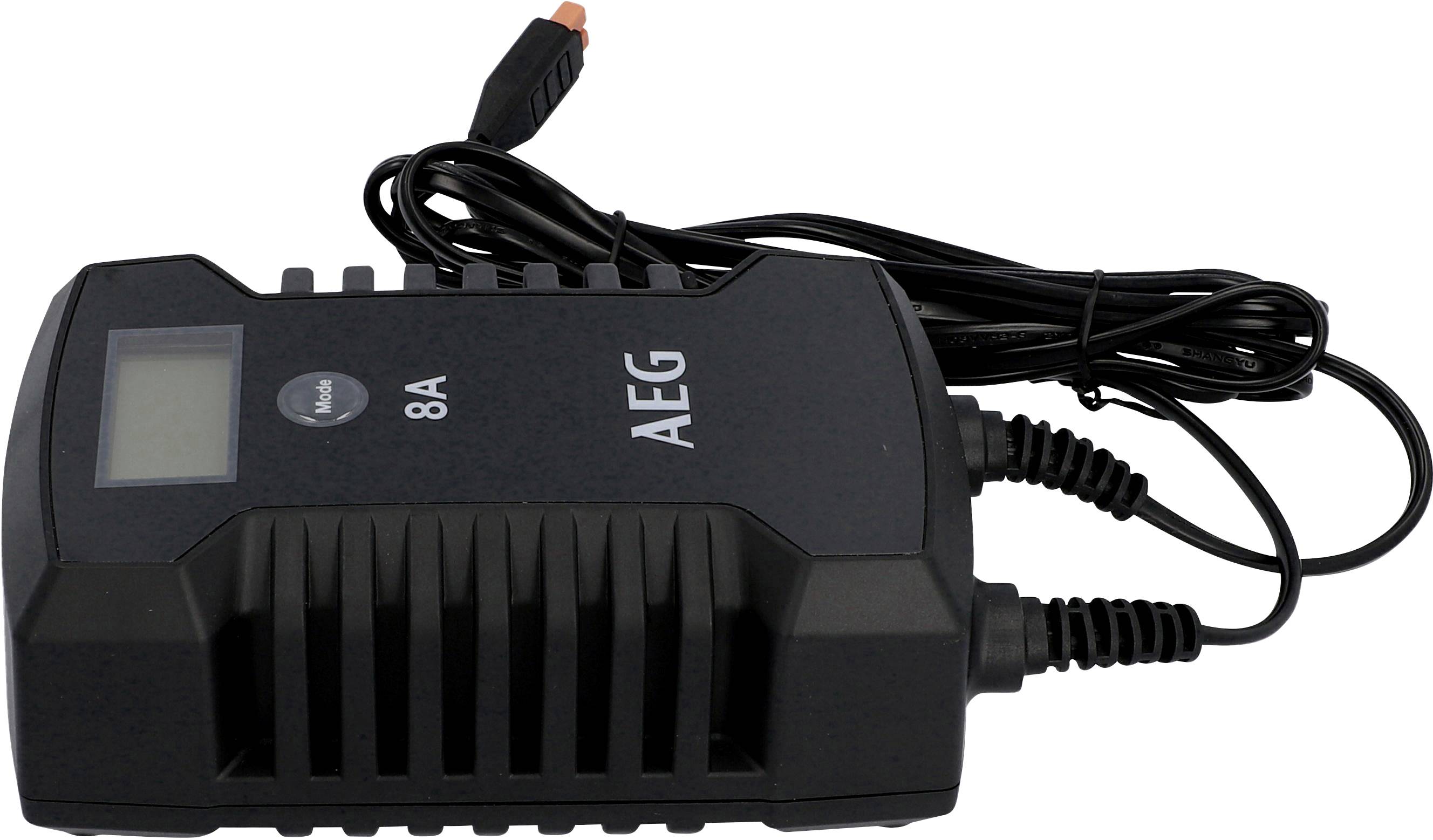 'Zwarte AEG-acculader met 8A-indicator en LCD-scherm. Twee kabels aangesloten, één met klem. Compact, rechthoekig ontwerp.'