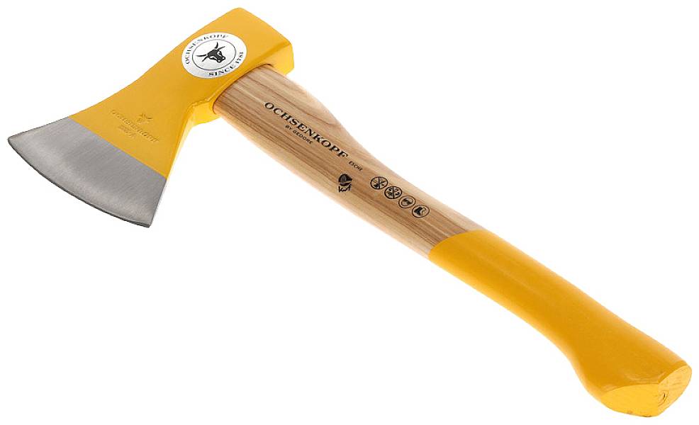 Een gele handbijl met houten steel, merknaam 'Ochsenkopf' op de steel; ideaal voor het splijten van hout.