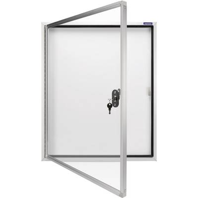 Glazen deur met aluminium frame, gedeeltelijk geopend, toont een sleutelslot met een sleutel erin gestoken.
