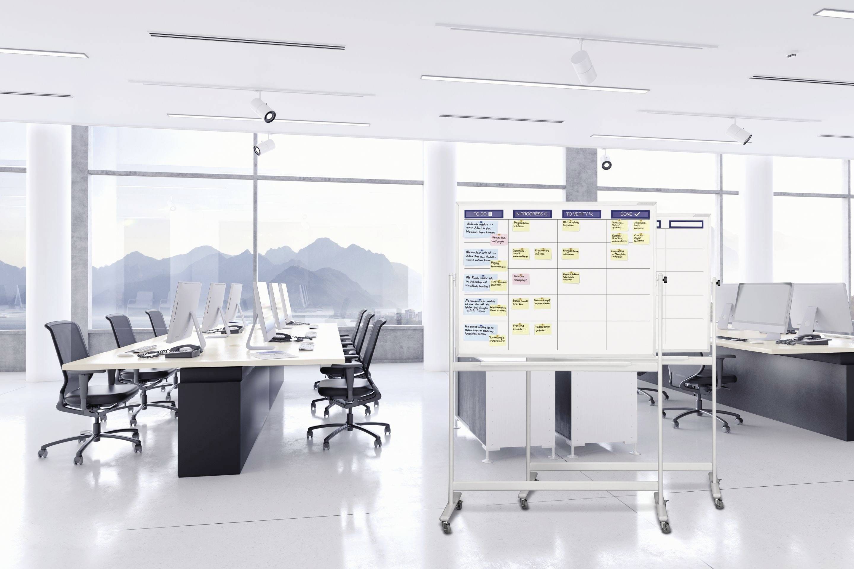 Een modern kantoor met grote ramen, bergen op de achtergrond en een whiteboard op de voorgrond dat een weekplanning toont.