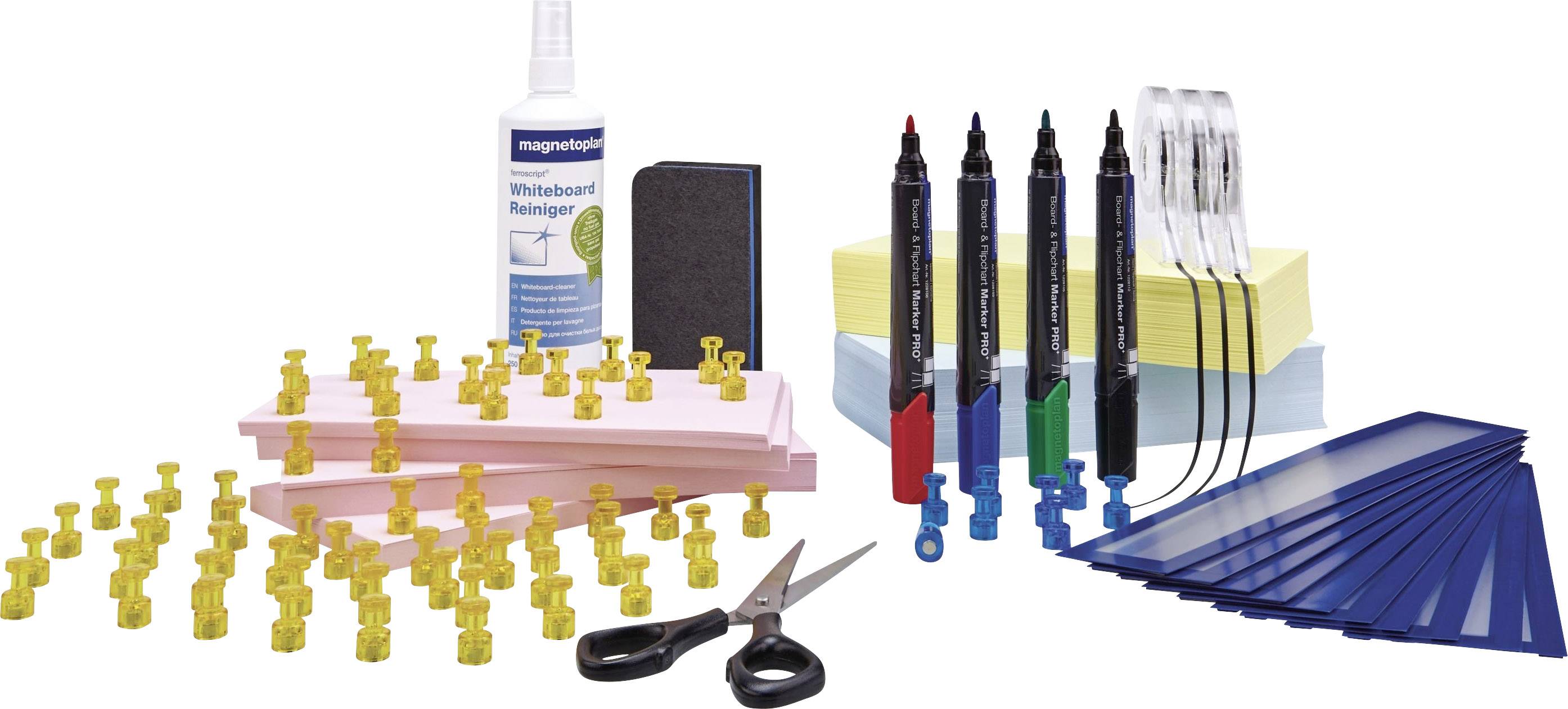 Kantoorbenodigdheden-set met schaar, punaises, whiteboard-reiniger, spons, markers en plakband, gerangschikt op een tafel.