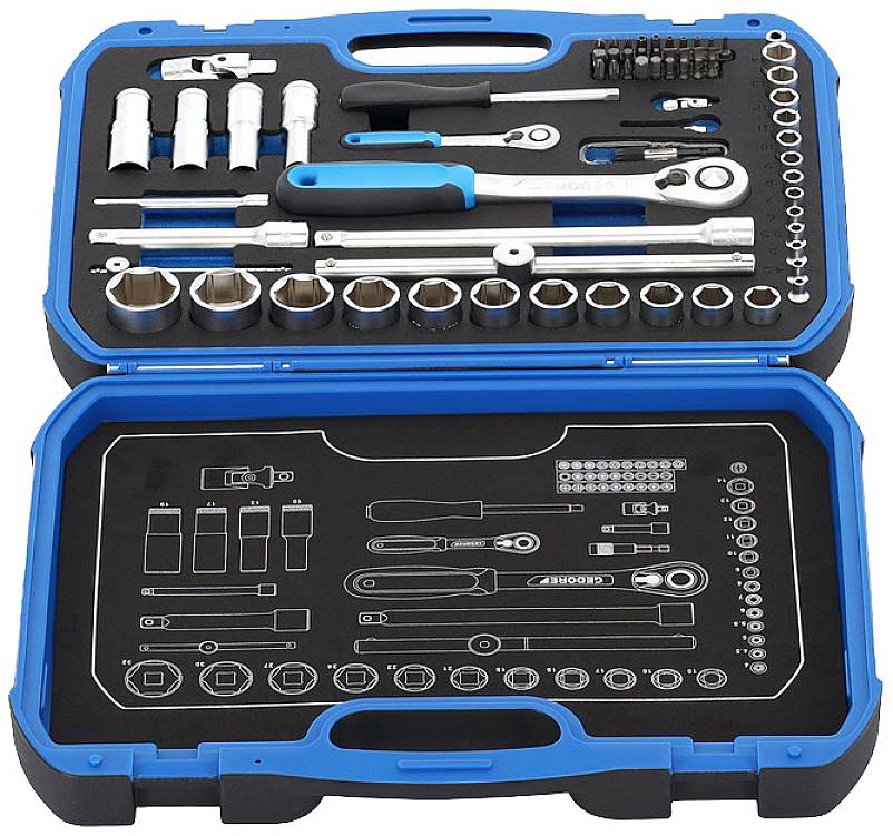Een open gereedschapskist met verschillende dopsleutels, ratelsleutels, verlengstukken en opzetstukken, netjes gerangschikt in vakken.
