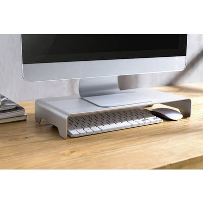 Een computermonitor staat op een grijze standaard op een houten tafel. Daaronder zijn een toetsenbord en een muis geplaatst.
