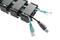 Een kabelbeheerssysteem organiseert twee Ethernet-kabels met blauwe stekkers en een zwarte USB-kabel in zwarte houders.
