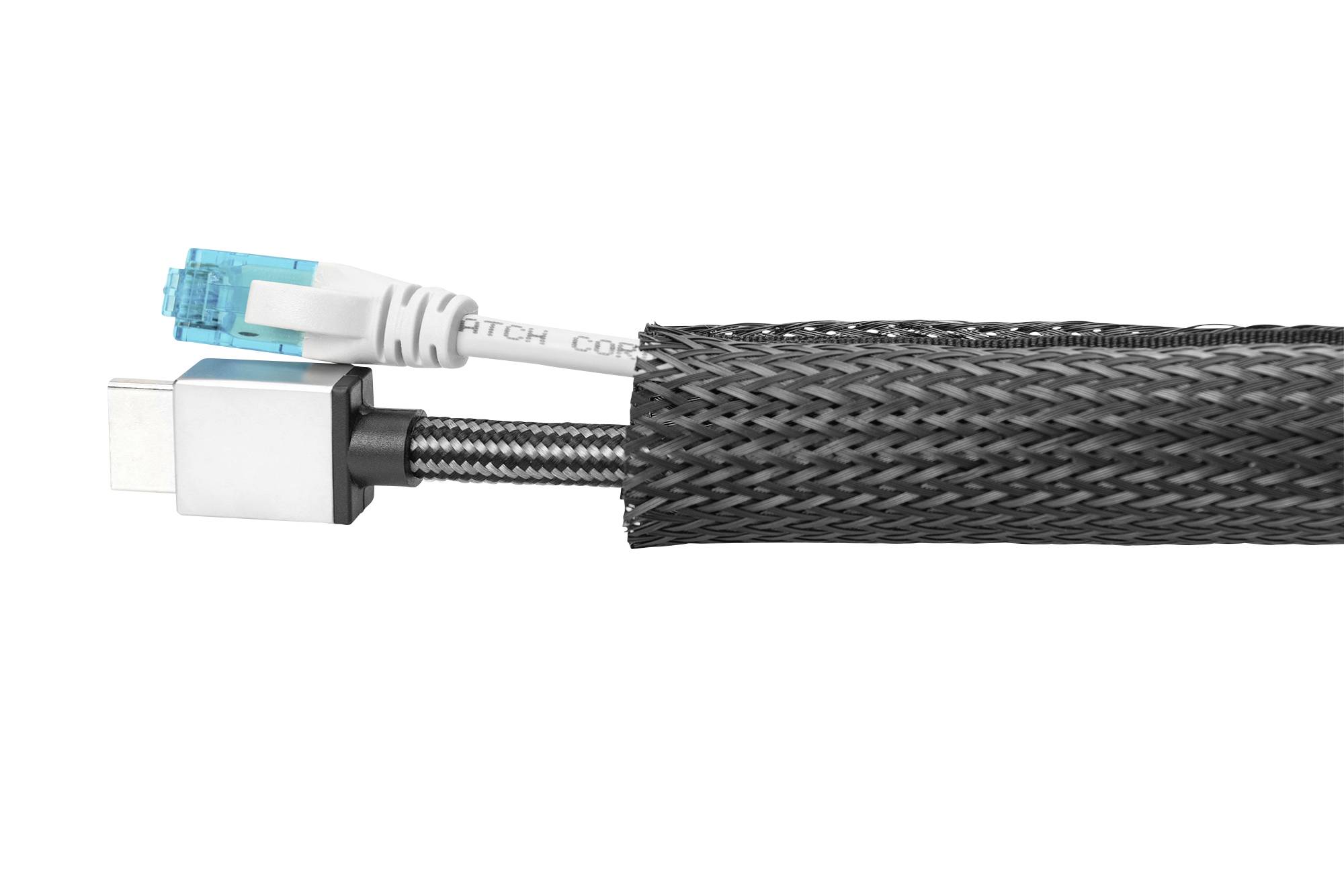 Netwerk- en USB-kabels in een gevlochten kabelgeleider, toont twee soorten kabels gebundeld voor bescherming en organisatie.