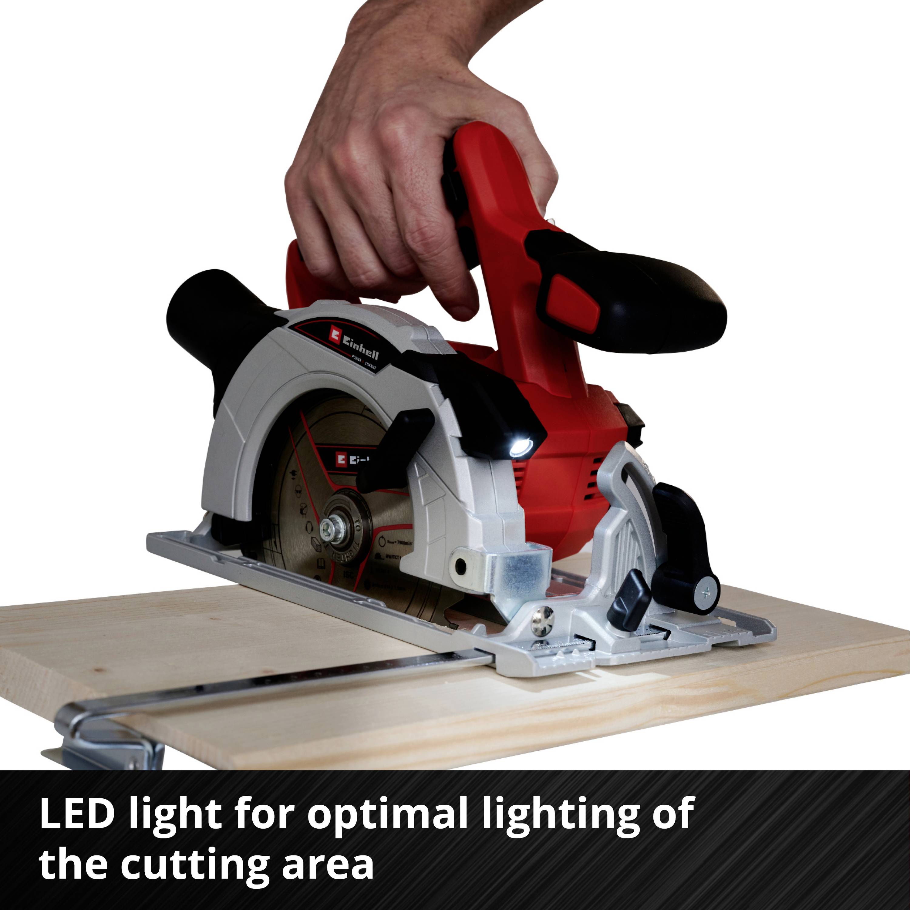 Een man gebruikt een handcirkelzaag op een stuk hout. Tekst: 'LED-verlichting voor optimale verlichting van het zaaggebied'.