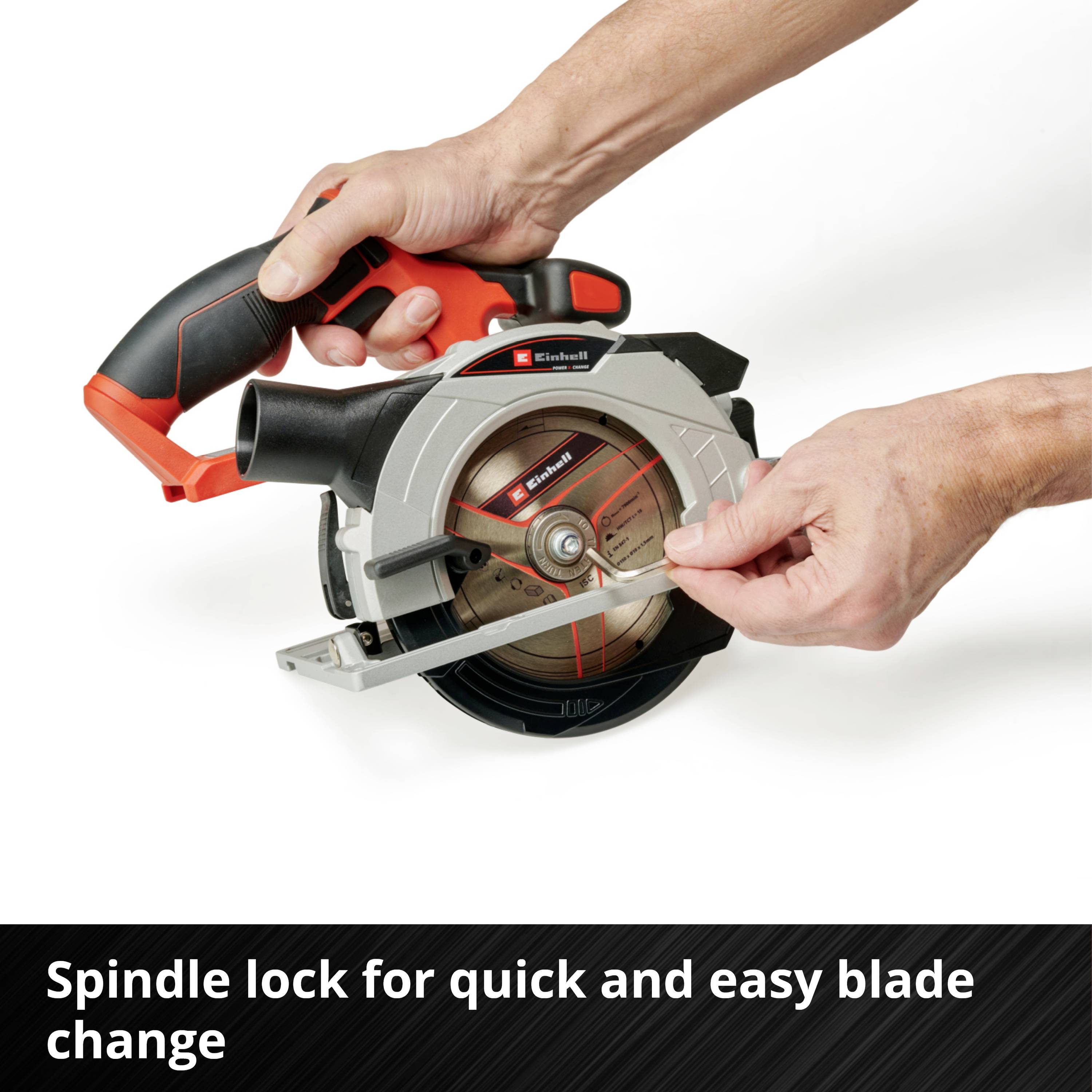 Een hand houdt een handcirkelzaag met rode handgreep vast. Tekst: 'Spindelstop voor eenvoudige en snelle zaagbladvervanging'.
