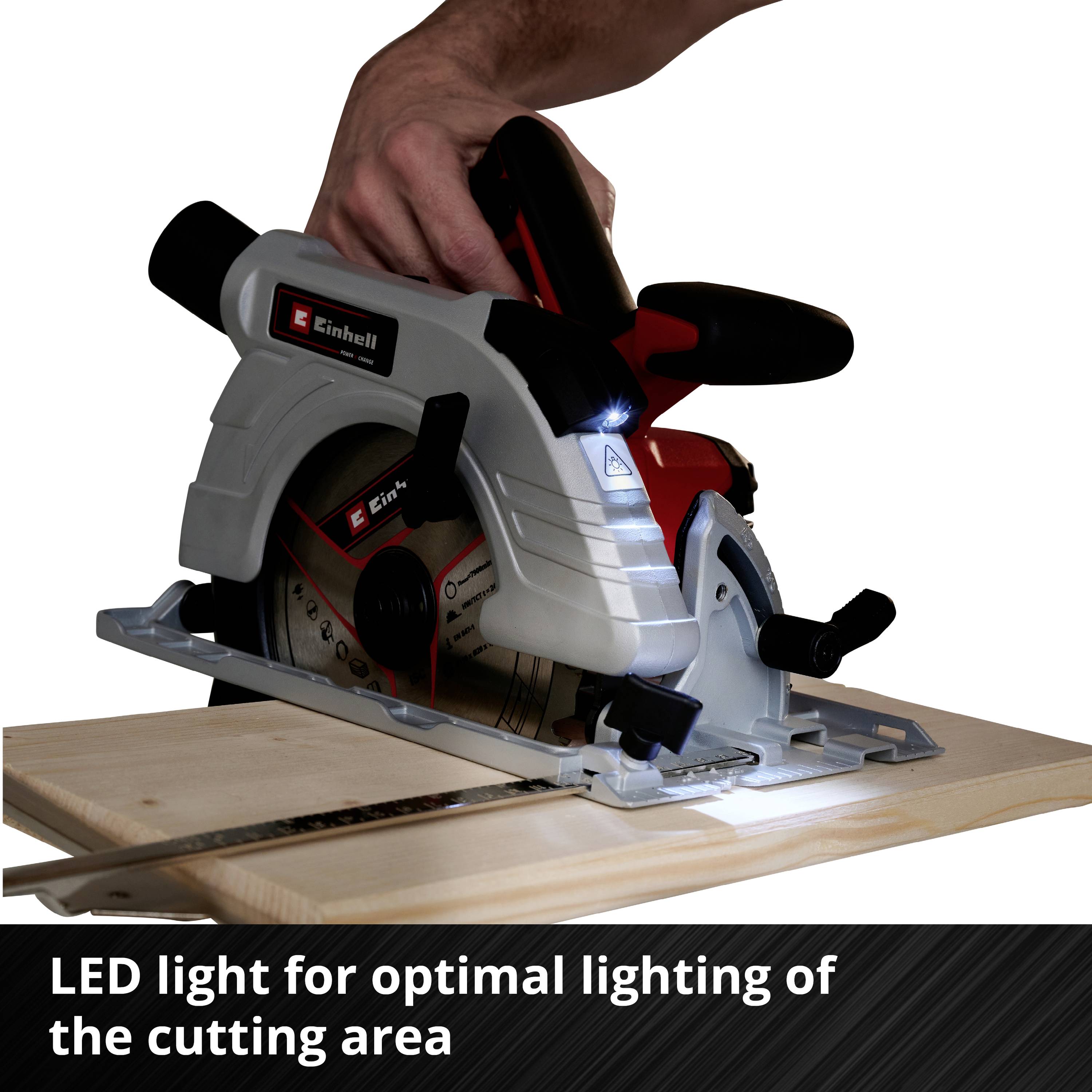 Een hand houdt een elektrische handcirkelzaag met LED-verlichting, die het snijveld op een houten plank verlicht.