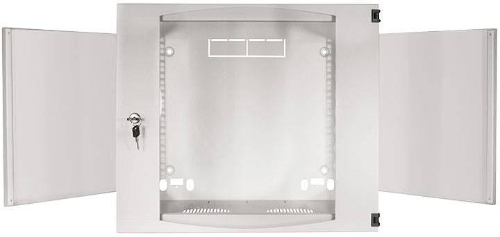 Metalen kast met open deuren, sleutel zit in het slot. Geschikt voor het opbergen van elektrische apparaten of netwerkapparatuur.