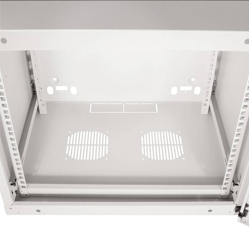 Een lege, open metalen kast met een witte binnenkant en ventilatiesleuven aan de onderkant.