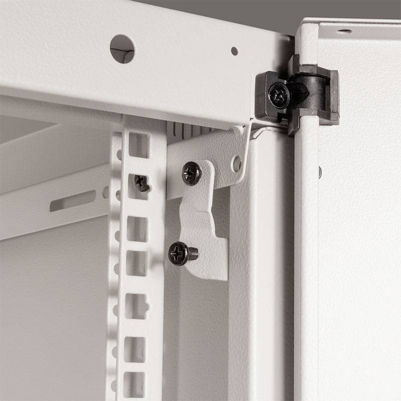 Metaalwinkel met schroeven en scharnier op een wit metalen frame, waarschijnlijk onderdeel van een apparaatbehuizing of kast.