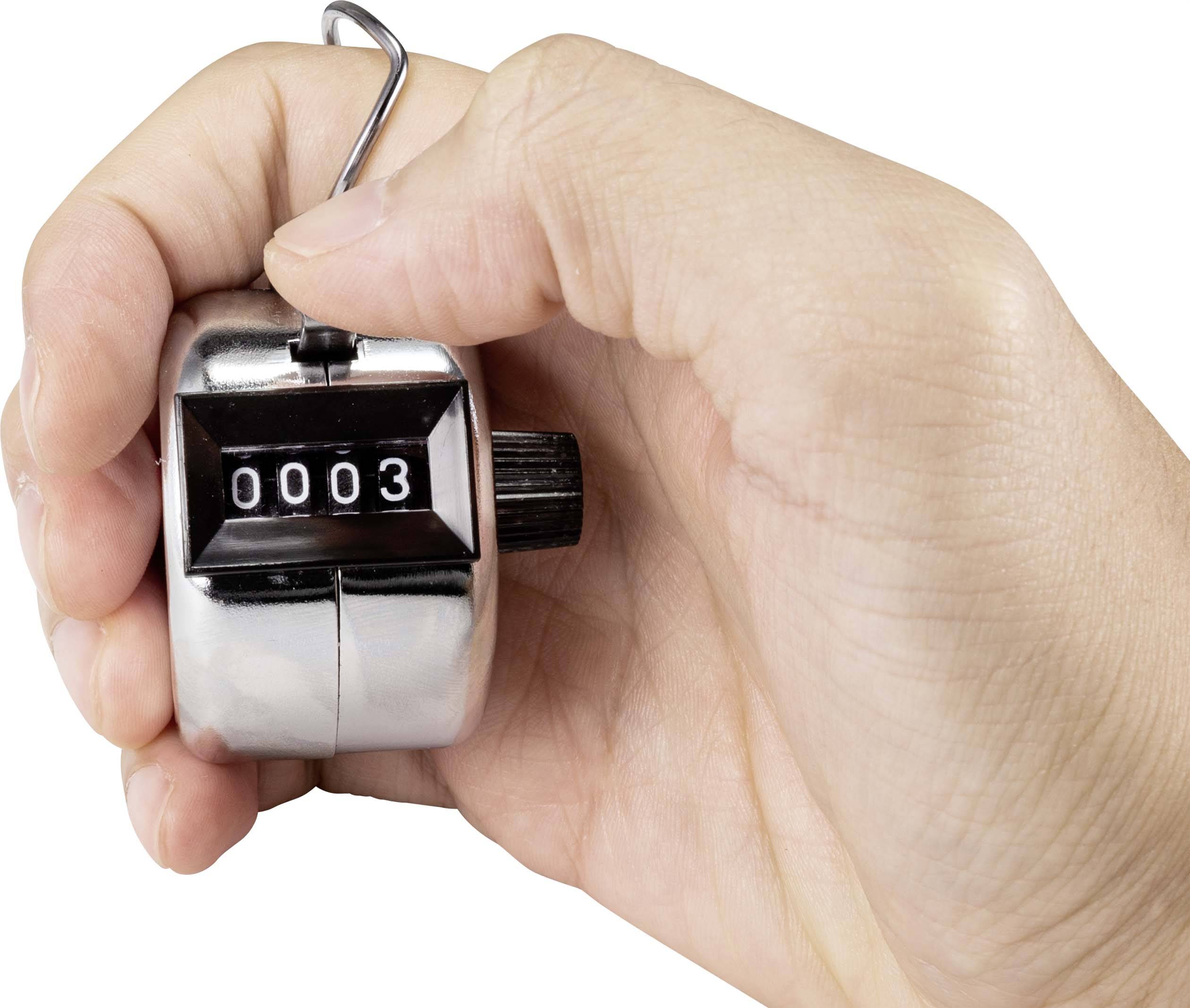 Hand houdt handmatige klikker-teller vast, toont nummer '0003'.