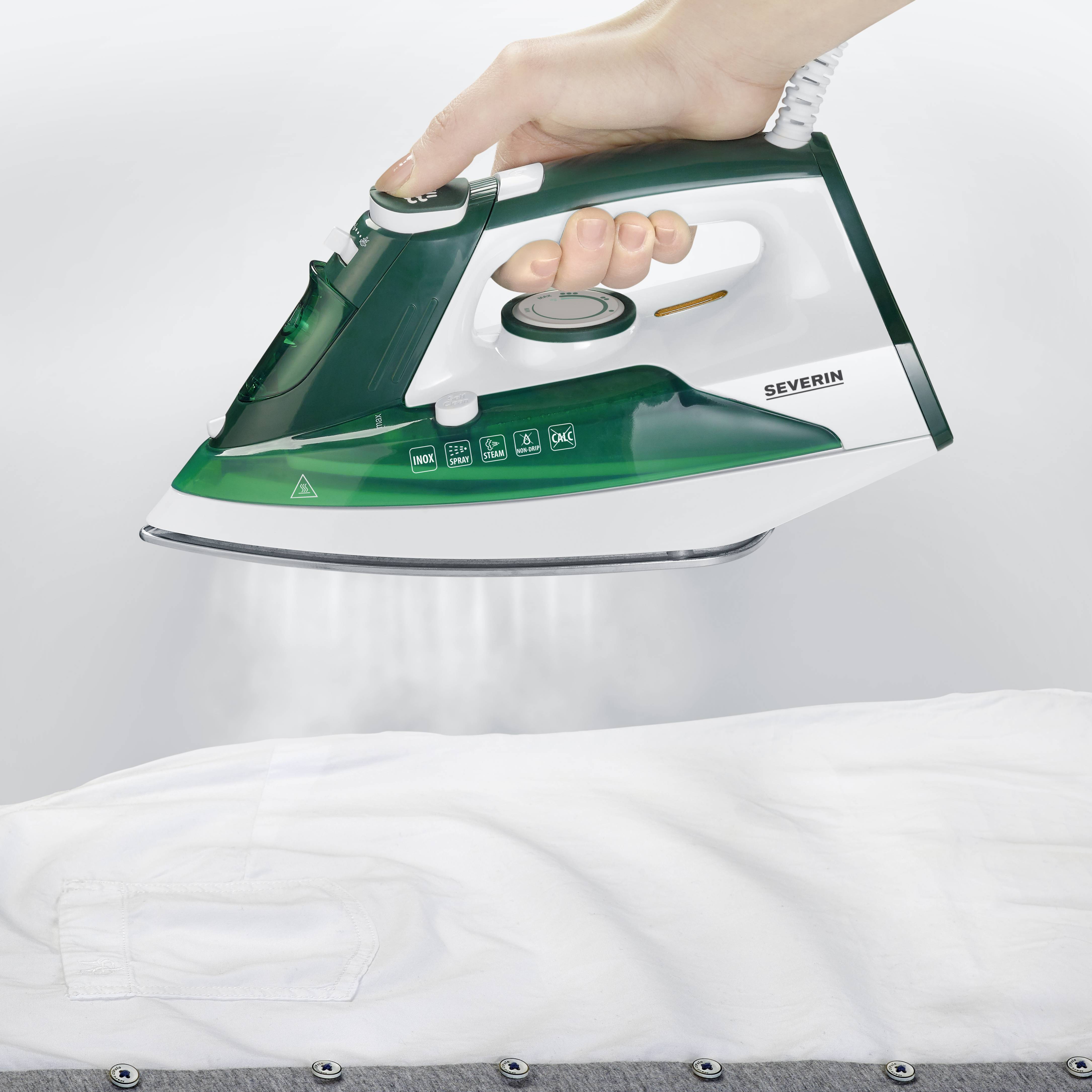 Een hand strijkt met een groene stoomstrijkbout een wit overhemd. De strijkbout toont symbolen voor instellingen en waterstand.