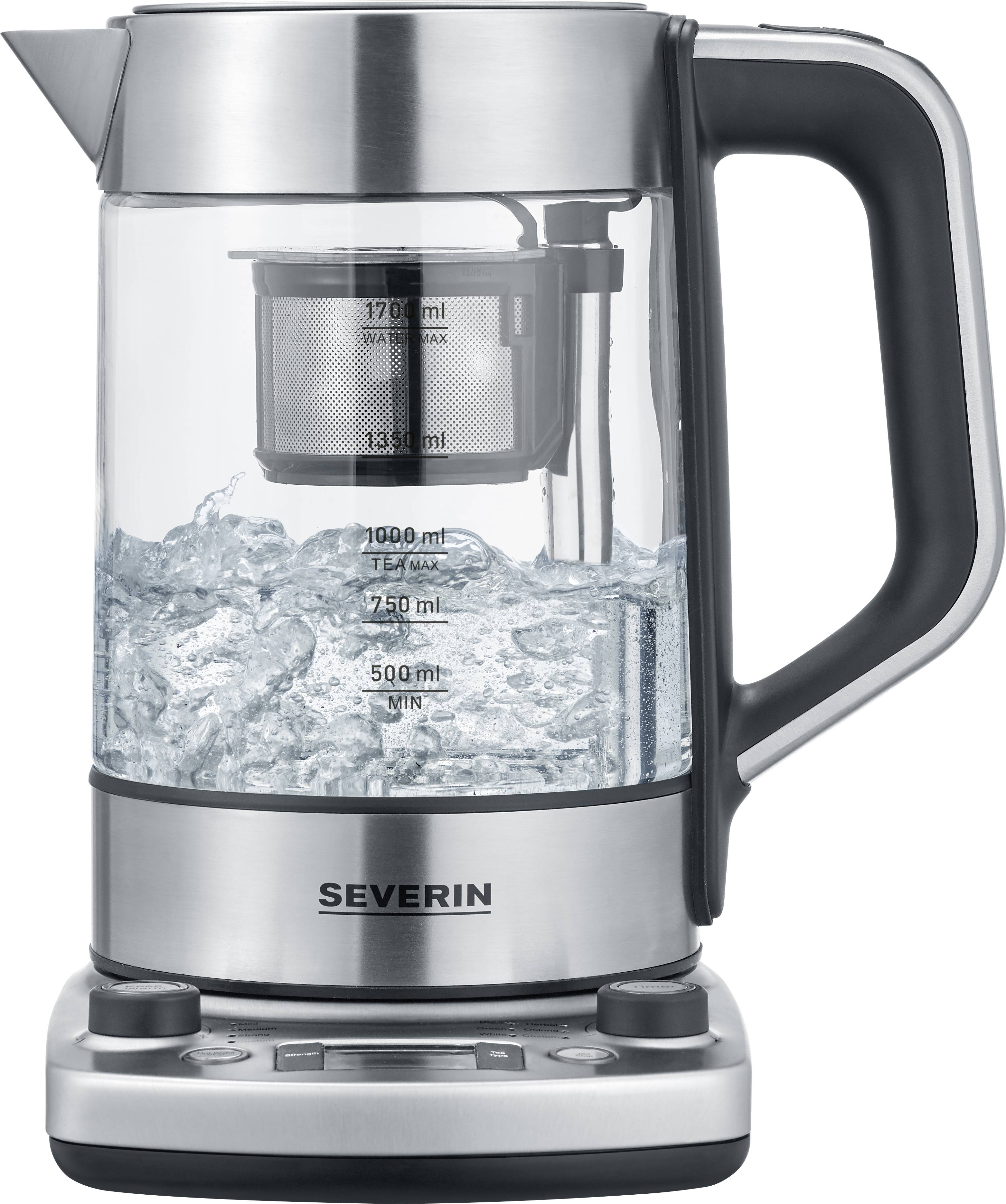 Een elektrische waterkoker van roestvrij staal met glazen behuizing, gevuld met water en thee-infuser. Hij heeft meetmarkeringen aan de zijkant.
