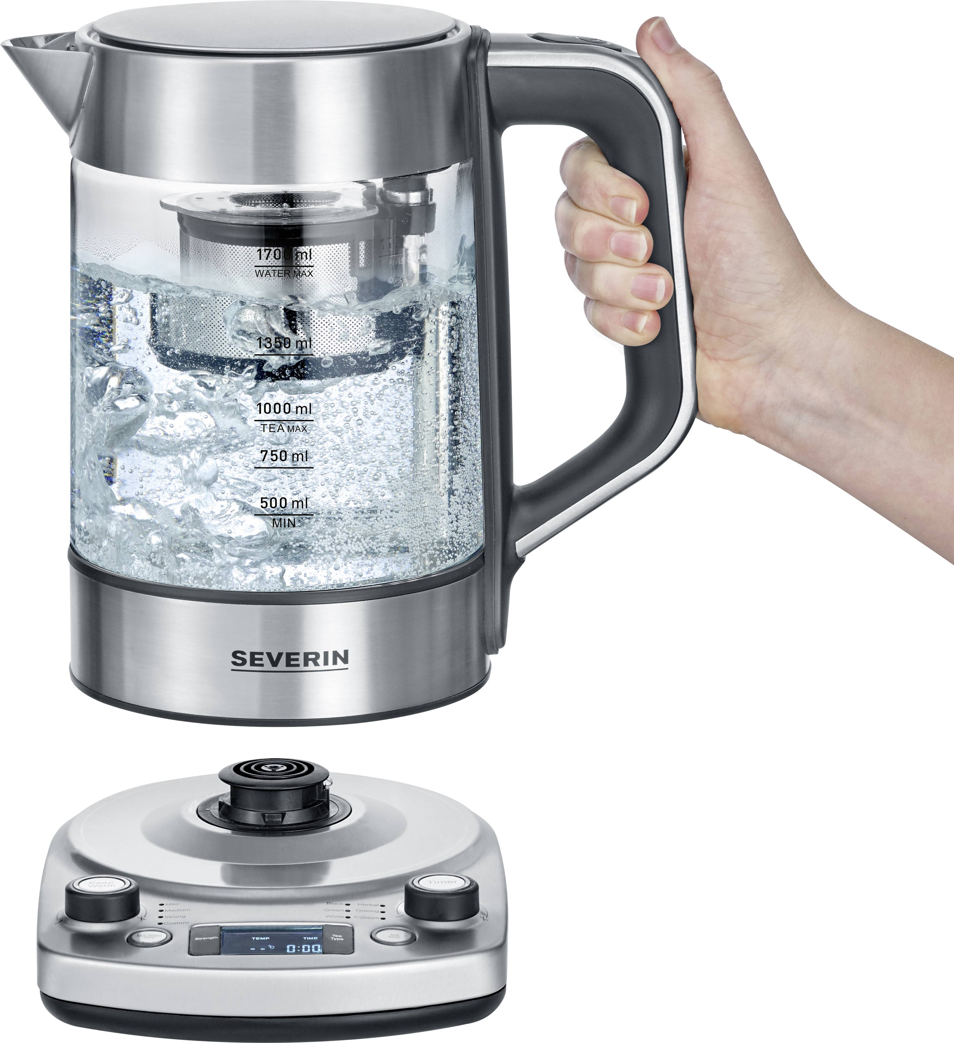 Elektrische waterkoker met glazen ketel, toont kokend water. Een hand houdt de handgreep vast. Op een verwarmingsplaat met digitaal display.