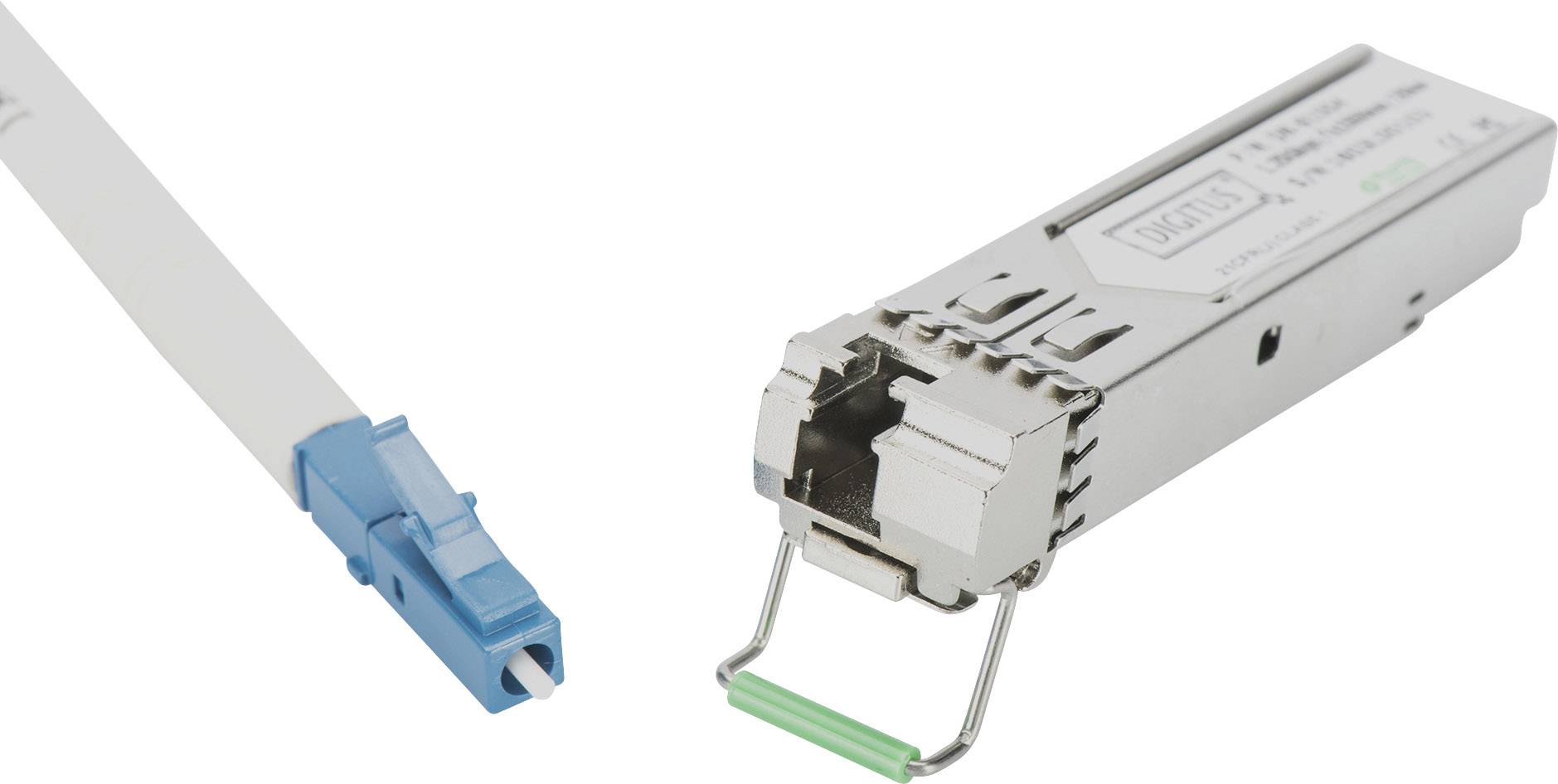 Een LC-glasvezelstekker naast een SFP-transceiver-module, die vaak worden gebruikt in netwerktechniek voor gegevensoverdracht.
